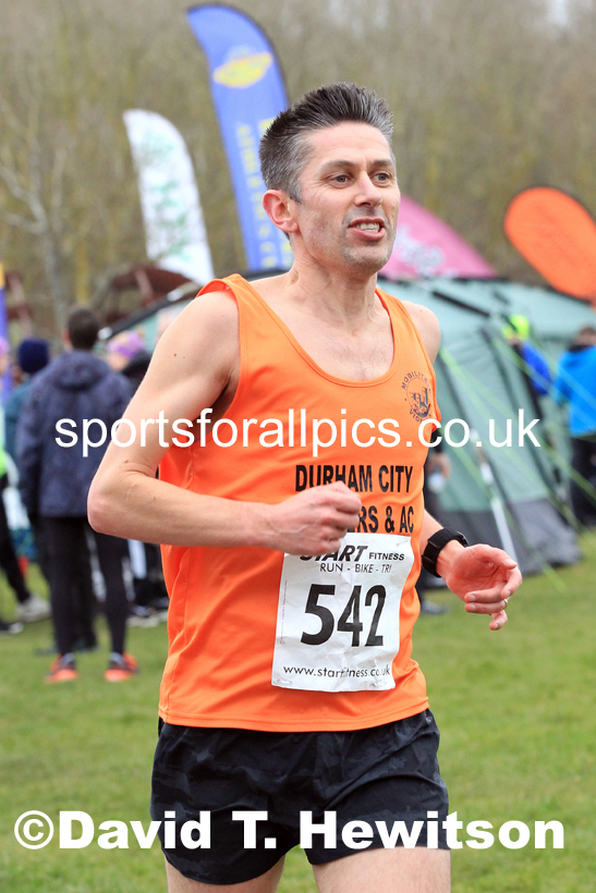 Senior men and veteran men over-40s NECAA Road Relay Champs., Hetton Lyons Park, Hetton le Hole, County Durham. Photo: David T. Hewitson/Sports for All Pics